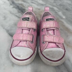 Gently worn toddler girls size 8 Converse pink Velcro shoes!